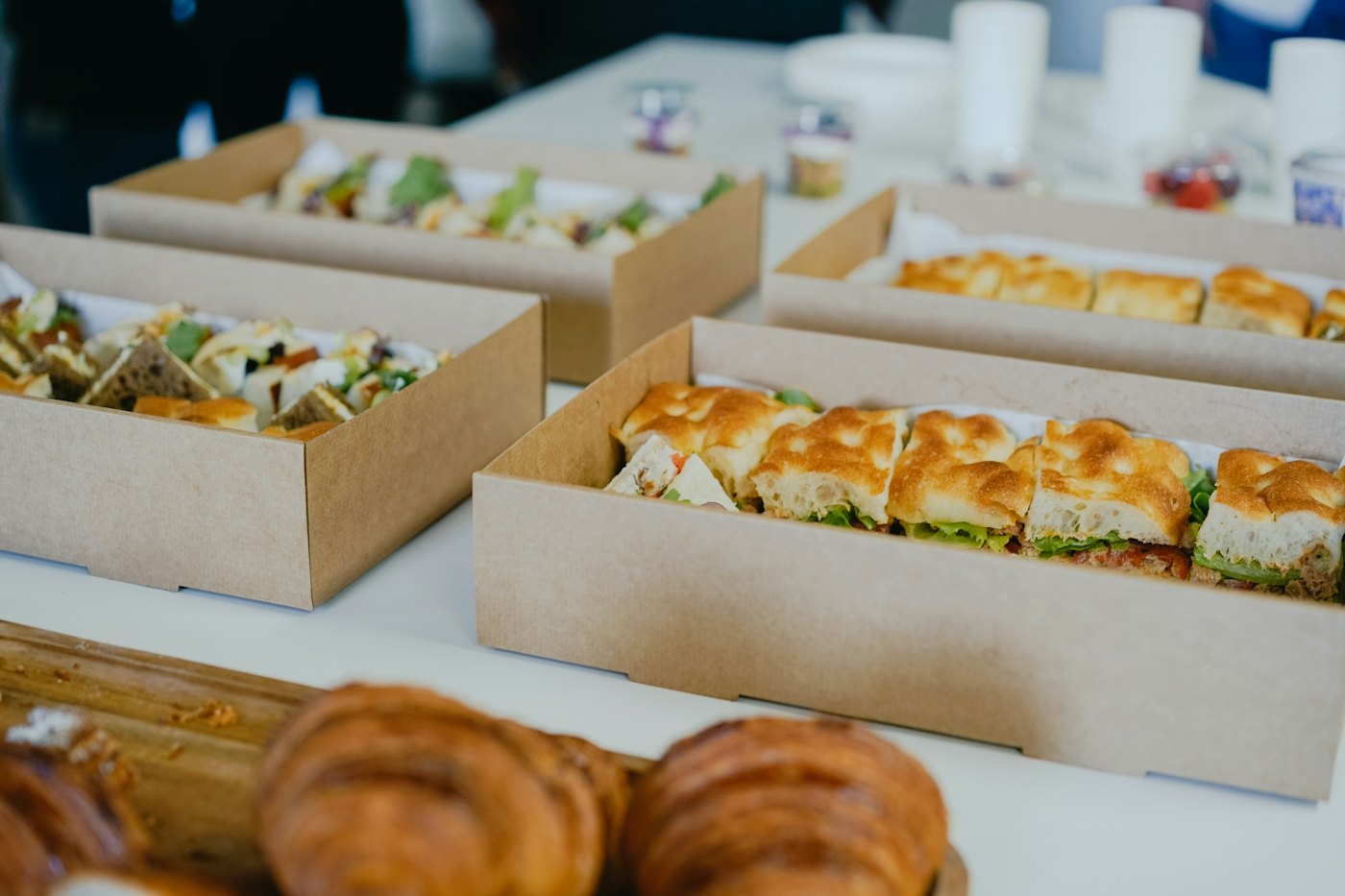 Cajas de bocadillos listas para servir en un evento