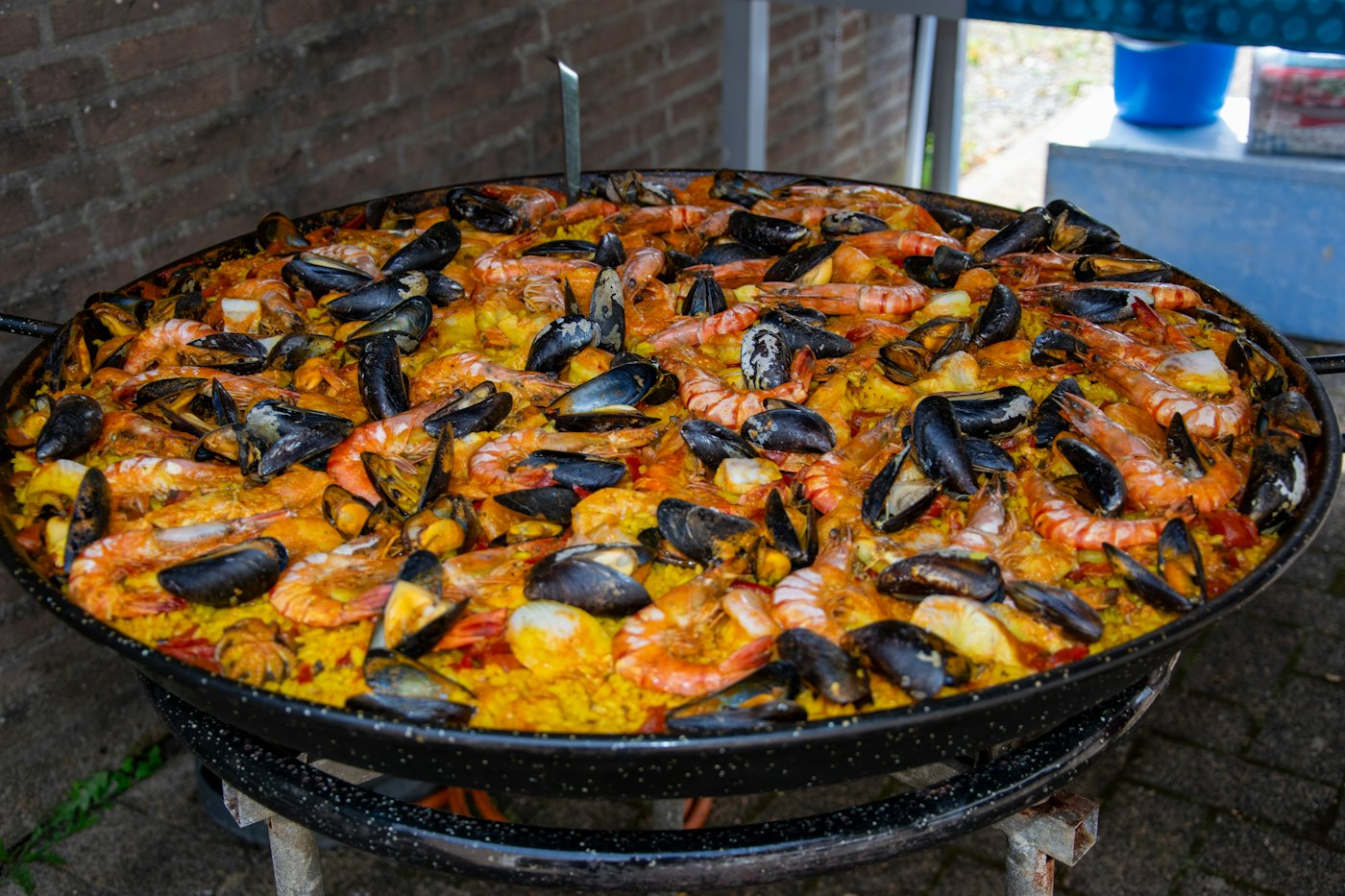 Paella grande de marisco recién hecha